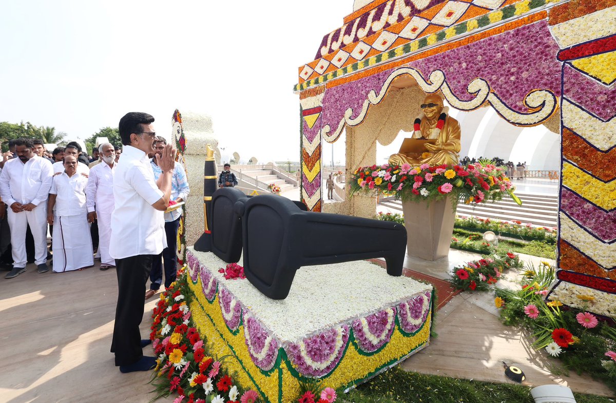 கலைஞர் புகழ் வாழ்க 🔥🔥🔥 மகளிர் சுய உதவிக் குழு ..🖤❤️ இதனால் பல பெண்களின் வாழ்வாதாரங்கள் உயர்ந்து இருக்கிறது பெண்கள் தன்னம்பிக்கையுடன் குடும்பத்தை நடத்த உதவி இருக்கிறது🙏
#கலைஞர்