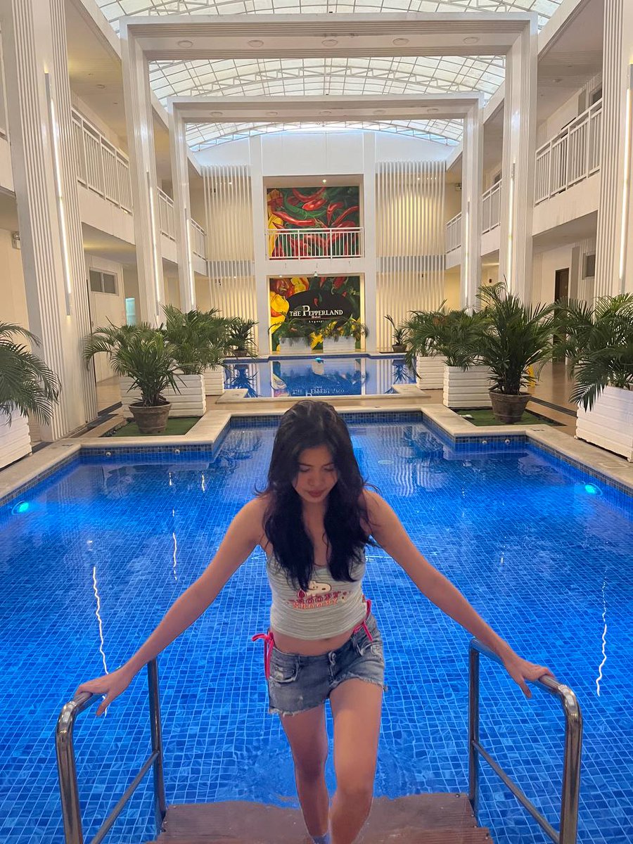 purrrrr_u's tweet photo. me before swimming https://t.co/wTocLsrlD1