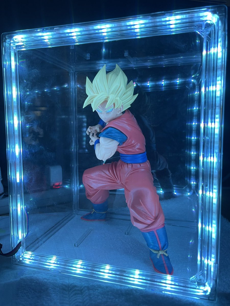 Sh_jp_2002's tweet photo. DAISOのコレクションボックスとLEDテープで作ったDAISOコレクションケースいい感じ！！🤩
悟空カッコイイ🫠 https://t.co/EvHXmfR1NE
