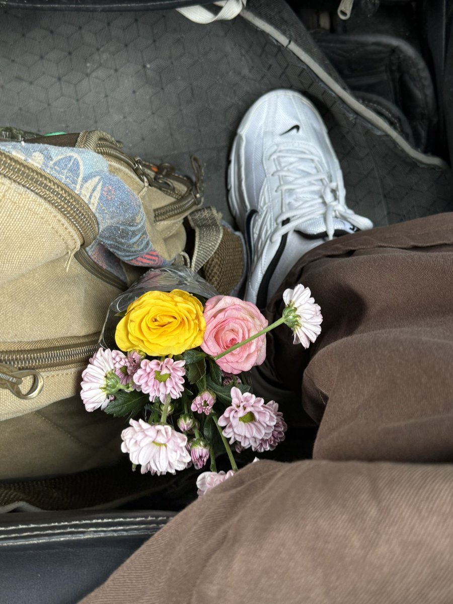 stfuakshhh tweet media