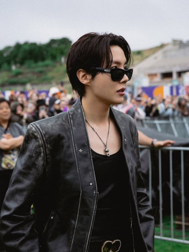 🗞제이홉의 롤라팔루자, K팝의 '판'을 바꾸다
🔗naver.me/xyduTYZN

롤라팔루자 총책임자 휴스턴 파월(Houston Powell) 제이홉이 남긴 영향력을 직접 언급,
✔️두 달만에 70분짜리 단독 공연 준비
✔️한국 최초 미국 메이져 페스티벌의 헤드라이너 공연
✔️롤라팔루자 31년 역사상 최다 티켓 판매