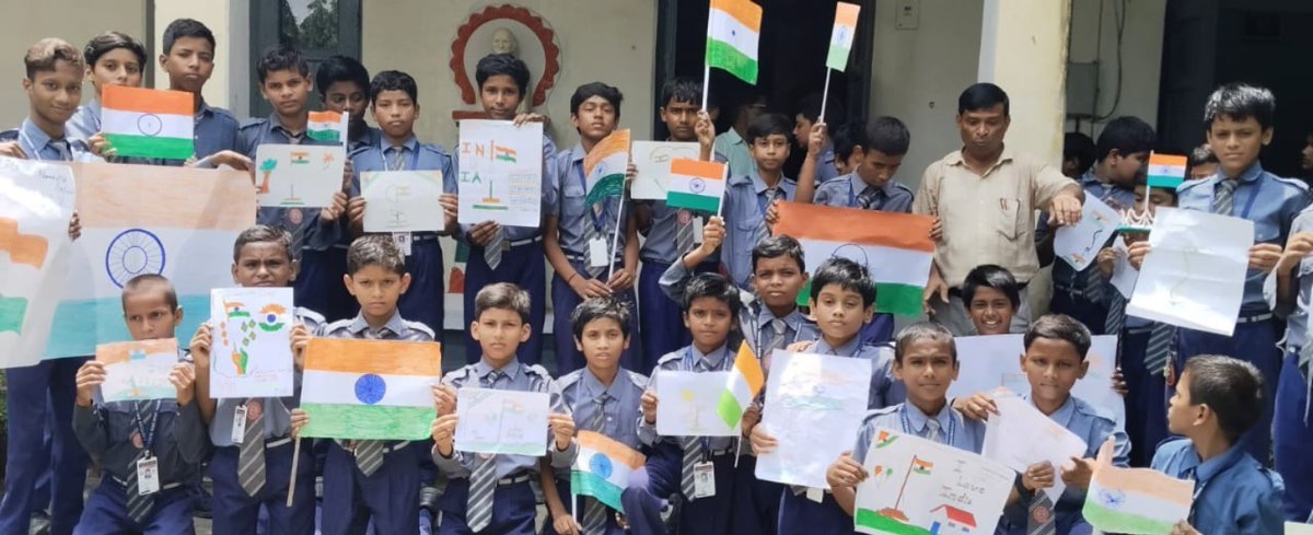 Students came together to express their Patriotic Spirit through a Painting and Tiranga making event, conducted at Eastern Railway High School, Jharkhand, as part of the #HarGharTiranga campaign.
#HGT2025
#CultureUnitesAll