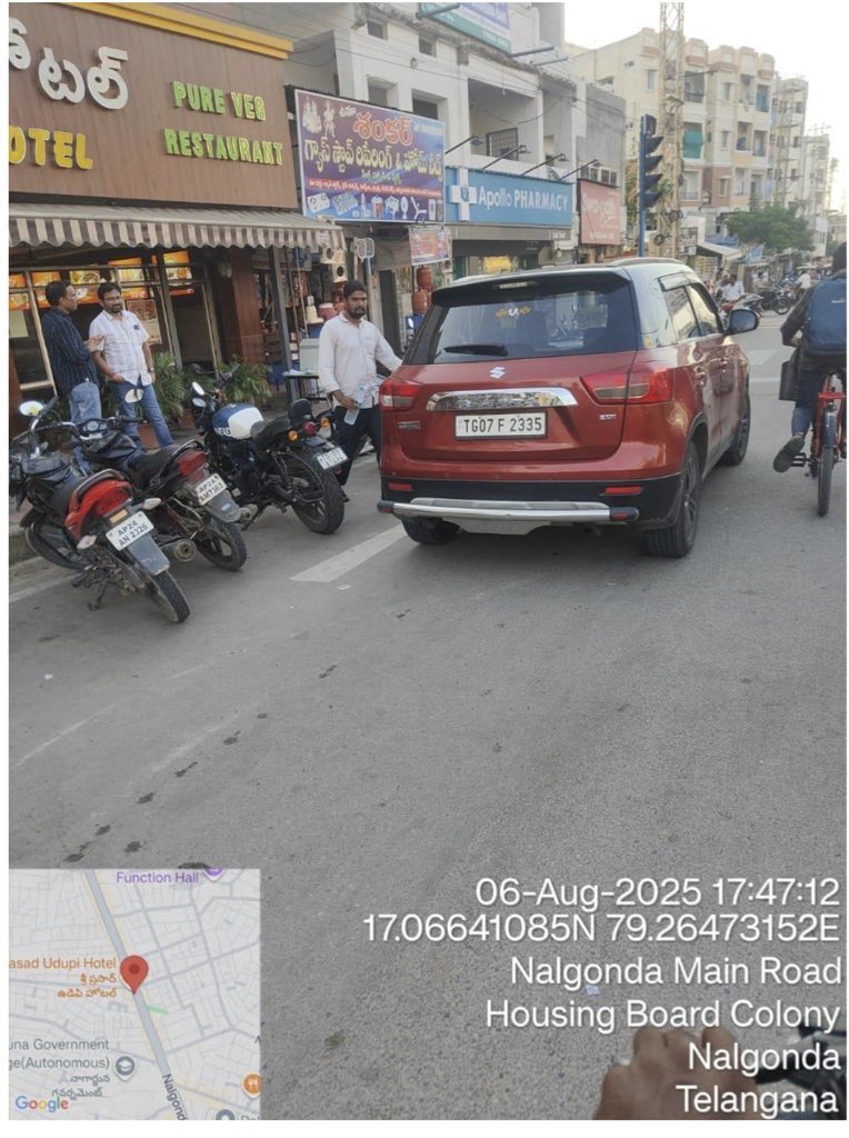 PonugotiKrishna's tweet photo. @TelanganaCOPs @TelanganaDGP @cyberabadpolice @hydcitypolice @RachakondaCop @CPCyberabad @KhammamCp @NalgondaCop @cpwarangal @Shikhagoel_IPS @spmahabubabad కెమెరా ఉంది అని చేతిలో ఫోటో అలా ఎలా కొడతారు సర్.వాటర్ బాటిల్ కోసం కార్ దిగాము కార్ ఆన్ లో ఉంది డ్రైవింగ్ సీటు లో ఉన్నము ఒకరు దిగి వాటర్ బాటిల్ తీసుకొని వచ్చి వరకు ఫోటో కొట్టి వెళ్లారు వెళ్లి కానిస్టేబుల్ అడిగితే మీరు వాటర్ బాటిల్ దిగారు కదా డిలీట్ చేస్తా అని చెప్పారు https://t.co/UNiy0i18mH