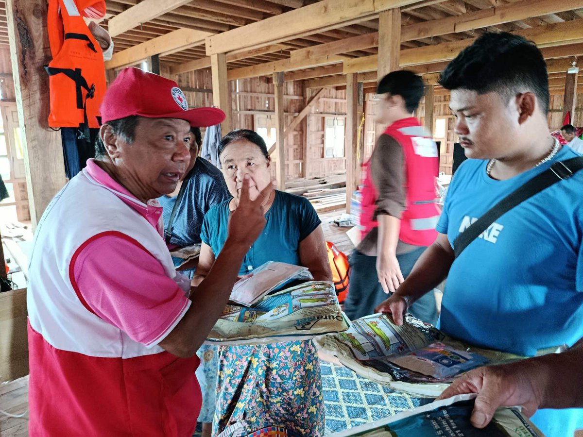 MyanmarRedCross's tweet photo. 🍚 On August 1, 177 #earthquake-affected households in Inyan Kayla Group, #Inle Region, Nyaung Shwe Township received rice, oil, mosquito nets, sanitary pads & instant food powder.
🤝 #MyanmarRedCross continues ensuring nationwide donations reach those impacted by the earthquake. https://t.co/HKrG4QTdzl