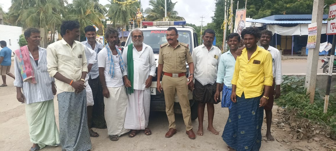 112 Ballari (@112ballari) on Twitter photo 07-08-2025 ರಂದು ಬಳ್ಳಾರಿ ಜಿಲ್ಲೆಯ ಕುರುಗೋಡು ಪೊಲೀಸ್ ಠಾಣಾ ವ್ಯಾಪ್ತಿಯ ಕಲ್ಲಕಂಬ ಗ್ರಾಮದಲ್ಲಿ ERSS ವಾಹನದ ಸಿಬ್ಬಂದಿಯವರು ,ERSS-112 ಬಗ್ಗೆ ಜಾಗೃತಿ ಮೂಡಿಸಿದರು.<a href="/BallariSp/">SP Ballari</a> <a href="/112Karnataka/">112Karnataka</a> 07-08-2025 ರಂದು ಬಳ್ಳಾರಿ ಜಿಲ್ಲೆಯ ಕುರುಗೋಡು ಪೊಲೀಸ್ ಠಾಣಾ ವ್ಯಾಪ್ತಿಯ ಕಲ್ಲಕಂಬ ಗ್ರಾಮದಲ್ಲಿ ERSS ವಾಹನದ ಸಿಬ್ಬಂದಿಯವರು ,ERSS-112 ಬಗ್ಗೆ ಜಾಗೃತಿ ಮೂಡಿಸಿದರು.<a href="/BallariSp/">SP Ballari</a> <a href="/112Karnataka/">112Karnataka</a>
