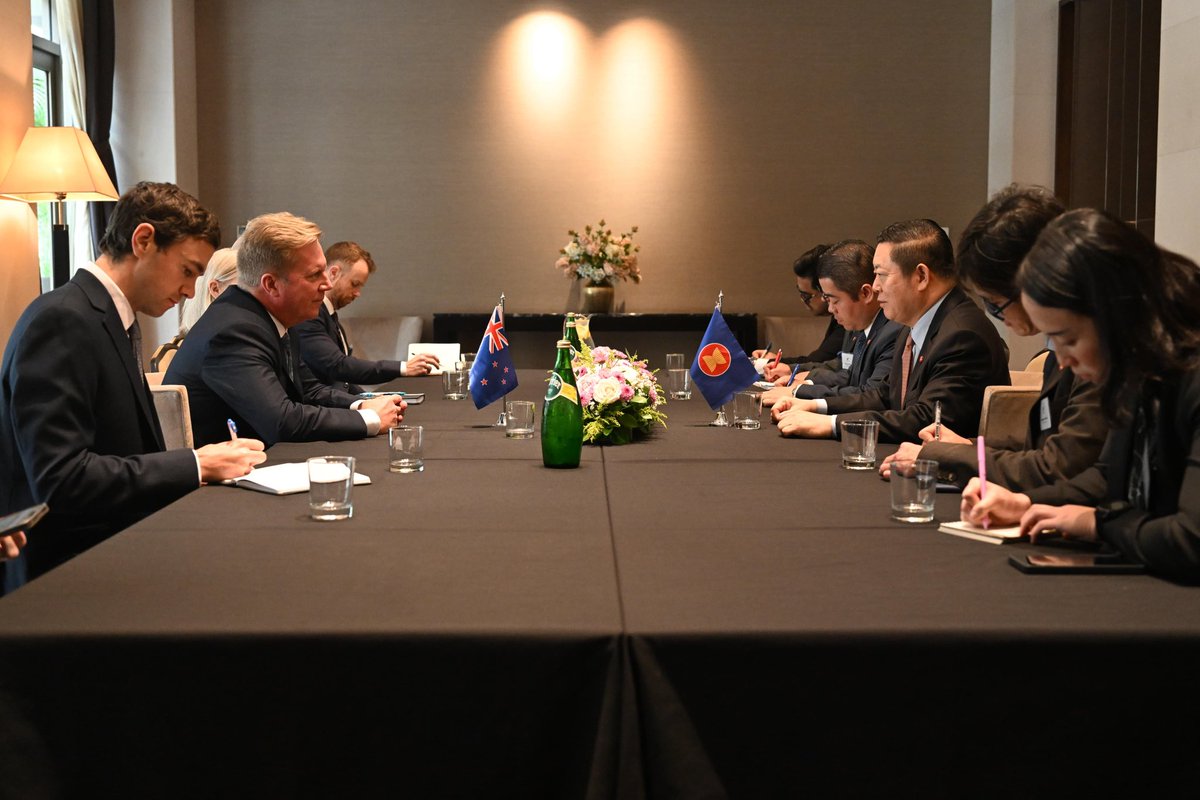 Secretary-General of ASEAN, Dr. Kao Kim Hourn, today attended a business networking lunch hosted by the New Zealand Mission to ASEAN today, on the occasion of the visit of the Honourable Todd McClay, Minister for Trade, Investment and Agriculture of New Zealand. 

The two sides
