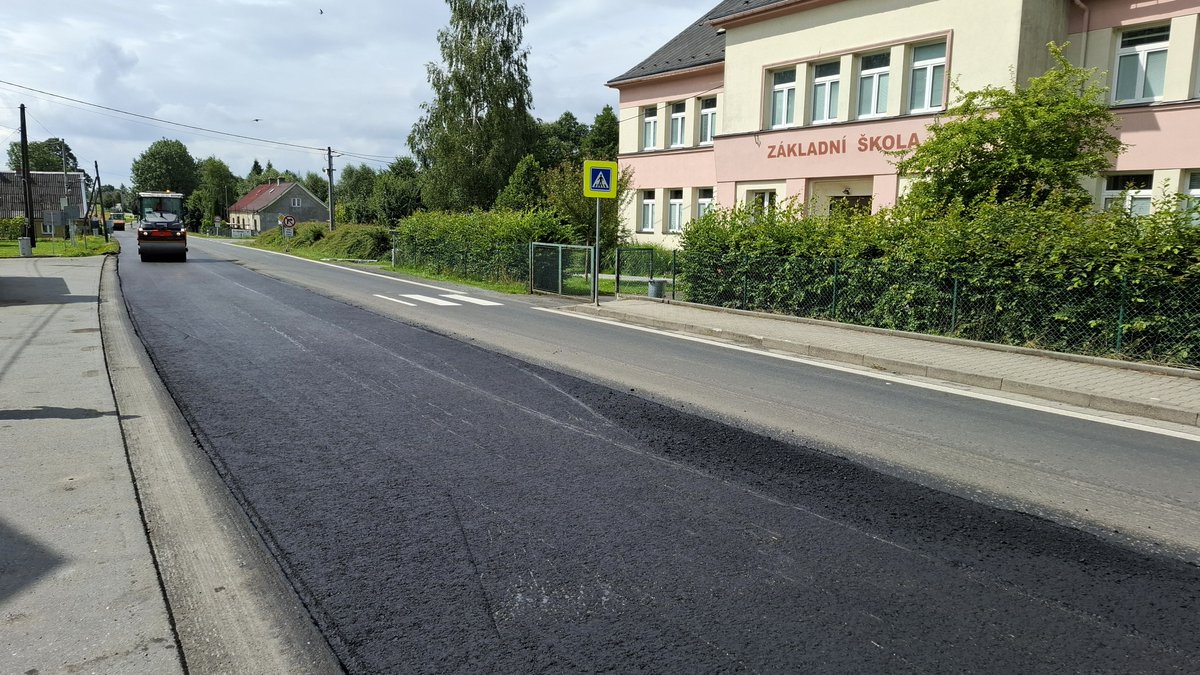 Nový asfalt aktuálně pokládáme na silnici I/45 přes Dětřichov nad Bystřicí. Sestava finišerů a válců zabírá polovinu vozovky, po volné části komunikace projíždí řidiči (kyvadlově sníženou rychlostí). Dokončení celé rekonstrukce předpokládáme v říjnu za cenu cca 28,3 milionu Kč.