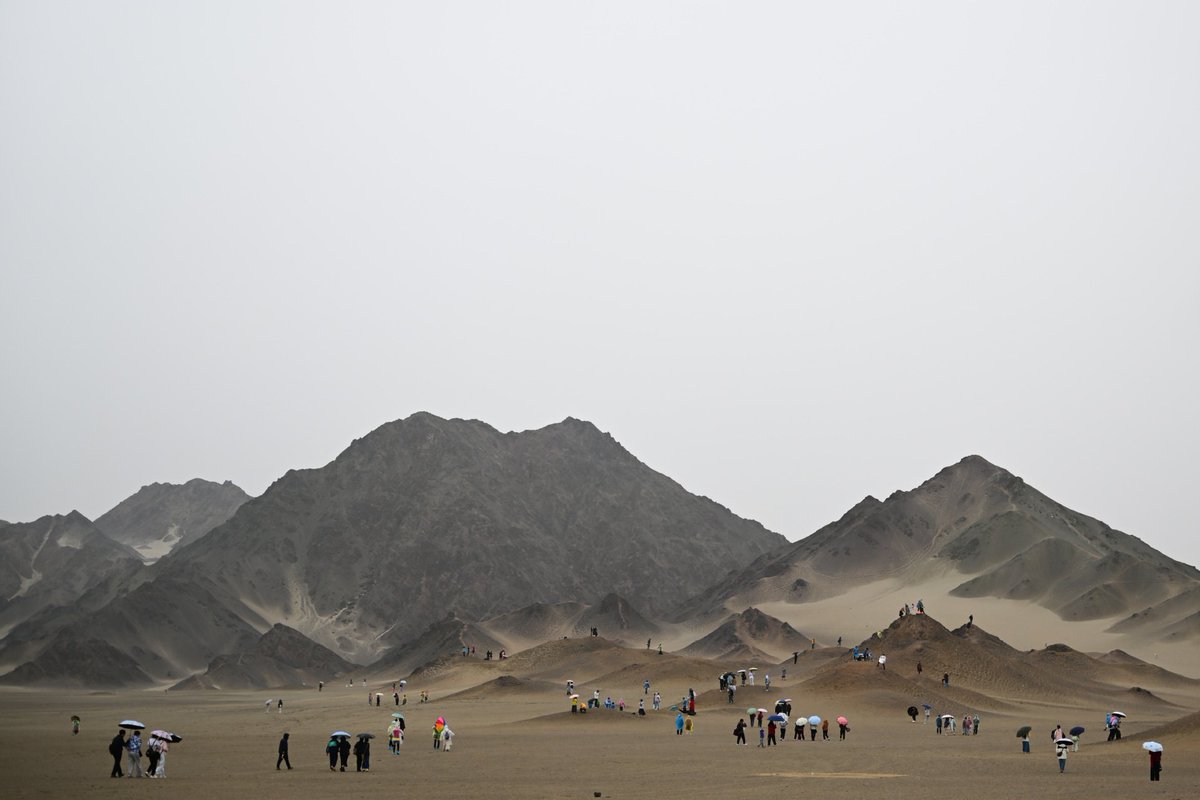 Хятадууд Чинхайн Магнай хотын ойролцоо Mars Camp байгуулж, жуулчид татаж байна. Ийш хүрэхдээ 1300 км говь цөл гаталдаг гэхээр бас л сонирхолтой юм.
Манайхан Өмнөговьд Марс бааз байгуулж байгаа бил үү? <a href="/erdenebold/">Сүхбаатарын Эрдэнэболд</a>