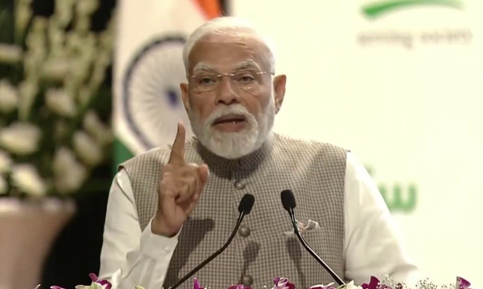 BIG NEWS 🚨 ट्रम्प के 50% टैरिफ के बाद पीएम मोदी की पहली प्रतिक्रिया 

"मुझे पता है कि हमें इसकी भारी कीमत चुकानी पड़ेगी और मैं इसके लिए तैयार हूँ। भारत इसके लिए तैयार है।"

"भारत किसानों, मछुआरों और डेयरी किसानों के हितों से कभी समझौता नहीं करेगा।"

"मुझे इस तरह का रुख अपनाने की