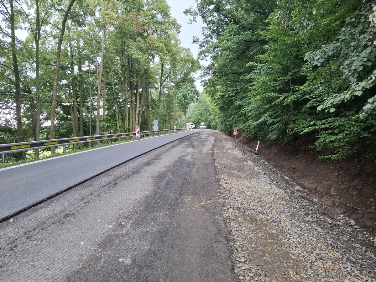 Rekonstrukce úseku Pitárné–Damašek na Bruntálsku stále postupuje recyklací podkladních vozovkových vrstev za kyvadlového provozu. Místy probíhá avizovaná technologická přestávka (v rámci vyzrávání podloží). Povinná pauza nepůsobí zdržení stavby, platí termín dokončení do prosince