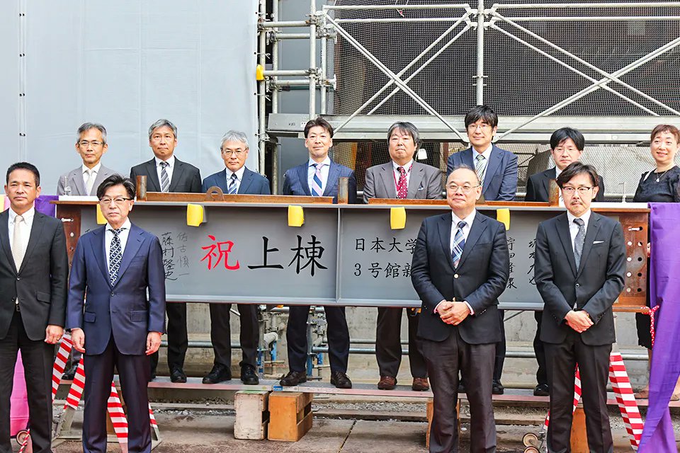 令和7年7月30日（大安）３号館上棟式を挙行しました。
三崎稲荷神社宮司様のお祓いのもと，今後の工事の安全を祈る儀式である上棟式を，無事に挙行いたしました。これにより，最も高い鉄骨が組み上がり，いよいよ3号館竣工まで，あと1年となりました。