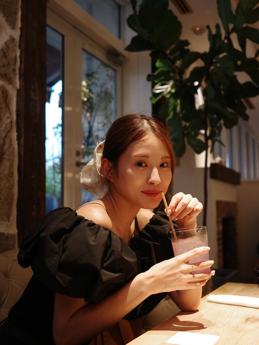 asplento's tweet image. 今日はカフェでリラックスした時間を過ごしています☕
美味しいドリンクと素敵な雰囲気、最高ですね😊💖

#カフェタイム #リラックス #ドリンク #美しい瞬間 #日常 #おしゃれ #カフェ好き #癒し
