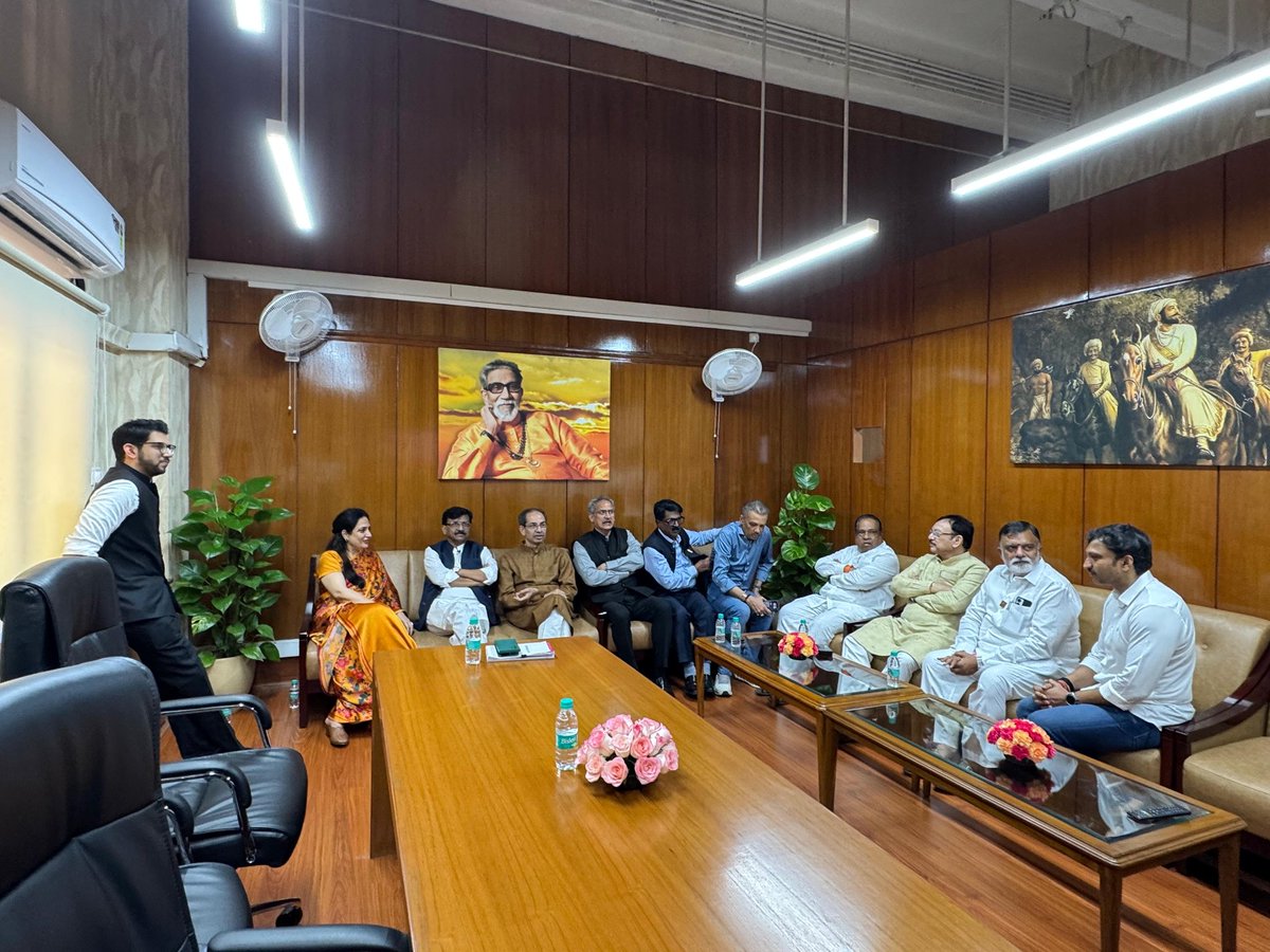 आज नवी दिल्ली येथील संसदेतील शिवसेना (उद्धव बाळासाहेब ठाकरे) पक्षाच्या कार्यालयास पक्षप्रमुख श्री.उद्धवसाहेब ठाकरे यांनी भेट दिली.

याप्रसंगी सौ. रश्मी वहिनी, श्री.आदित्य जी ठाकरे साहेब व पक्षाचे सर्व खासदार उपस्थितीत होते.