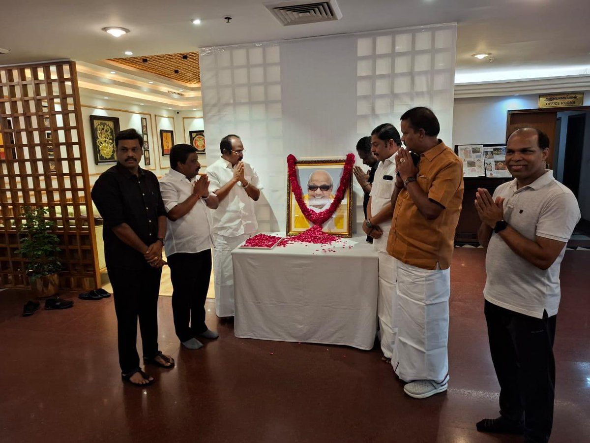 தன் ஒவ்வொரு கணப்பொழுதையும் தமிழின் - தமிழரின் -  தமிழ்நாட்டின் மேன்மைக்காகவே அர்ப்பணித்த, ஓய்வறியா சூரியன், தமிழினத் தலைவர் முத்தமிழறிஞர் கலைஞர் அவர்களின் 7-ஆம் ஆண்டு நினைவு நாளை முன்னிட்டு, டெல்லியில் உள்ள தமிழ்நாடு இல்லத்தில் வைக்கப்பட்டிருந்த அவரது திருவுருப்படத்திற்கு மலர்