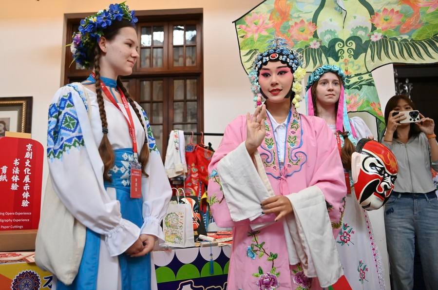 wheels_china's tweet photo. These young international students try shadow #puppetshow, Chinese stone rubbing art, try on #BeijingOpera costumes, and perform Chinese traditional #martialarts, making friends with each other while immersed in #ChineseCulture. https://t.co/MnljuCt0i7