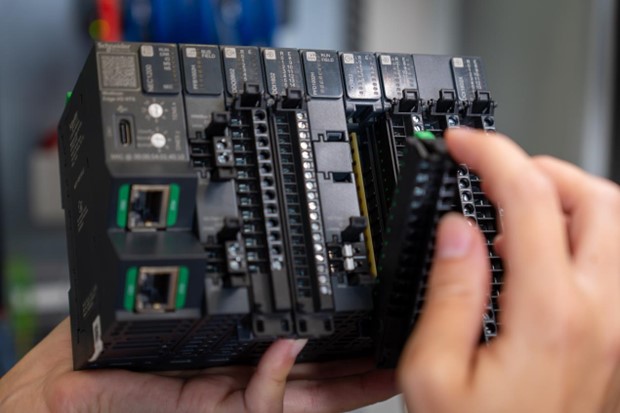 Schneider introduces rail-certified PLC I/O system (Image credit: schneider Electric)

operationsengineer.org.uk/content/news/s…