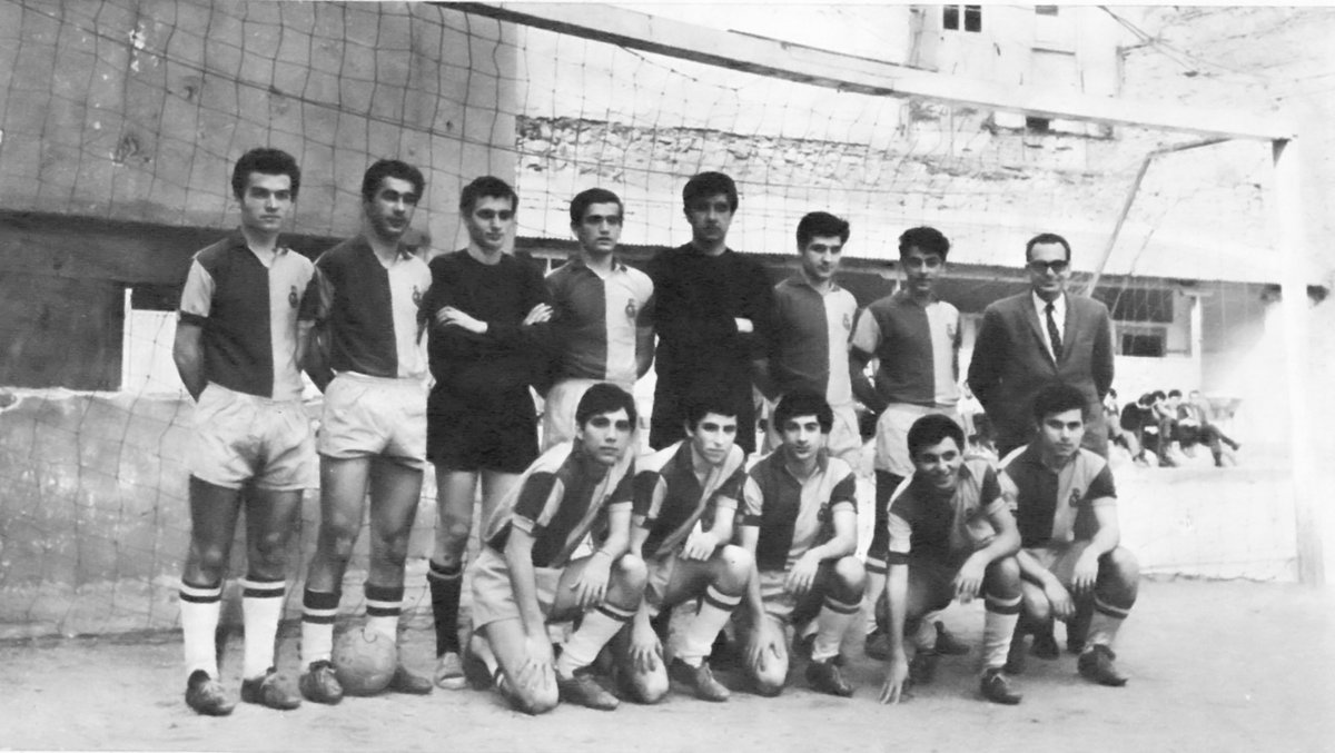 Ülkemizin başarılı spikerlerinden ve Galatasaray Lisesi'nin eski öğrencilerinden Ümit Aktan'ı (Okul No: 1051) kaybettik. Fotoğrafta Aktan (altta sol başta) 1968'de Galatasaray Lisesi'nin futbol takımında.