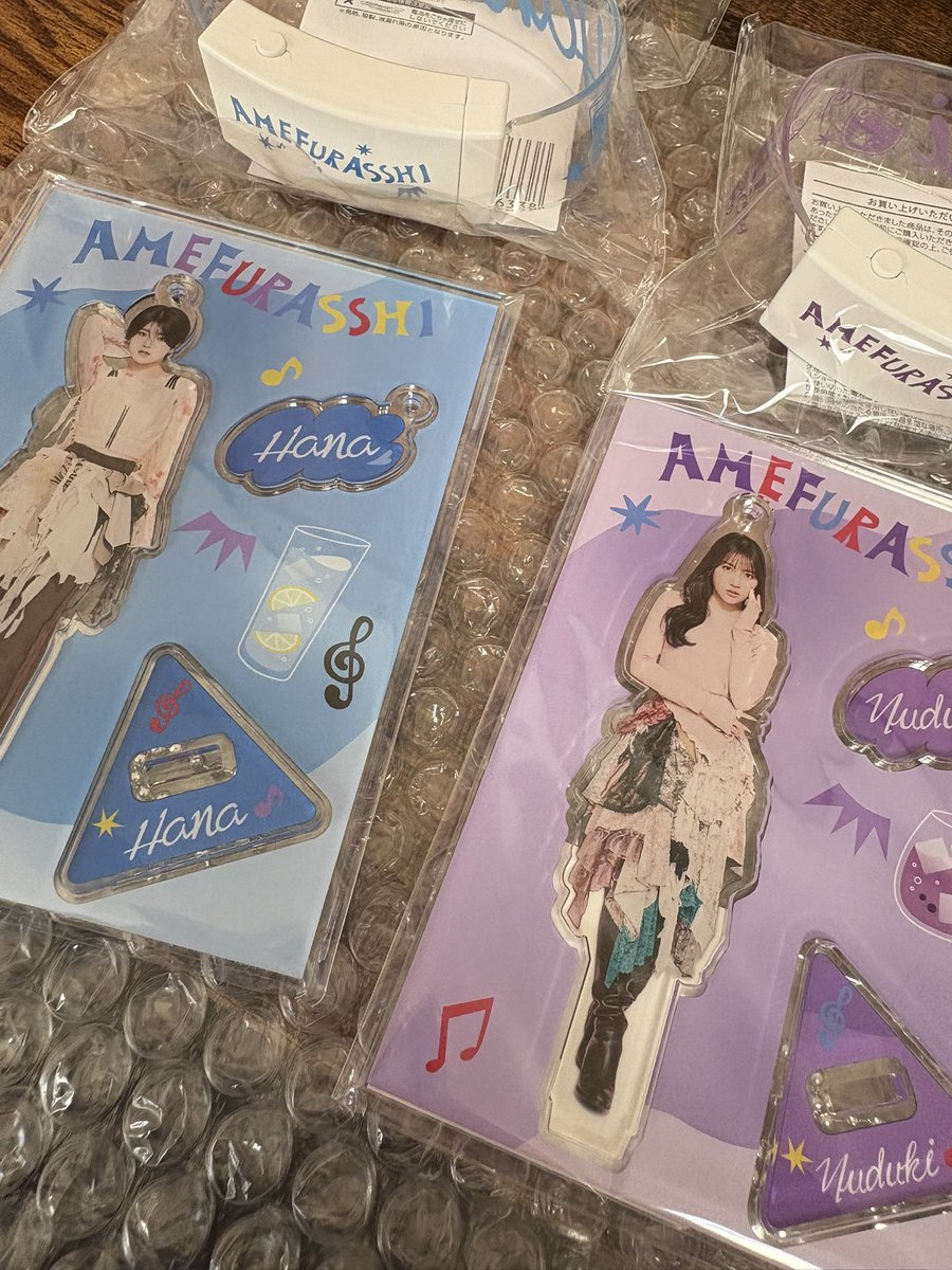 届いよー！！
アクスタもバングルライトも可愛い😍
ボディバッグは意外と物入りそうな大きさで使い勝手良さそうでした
買って正解✨
