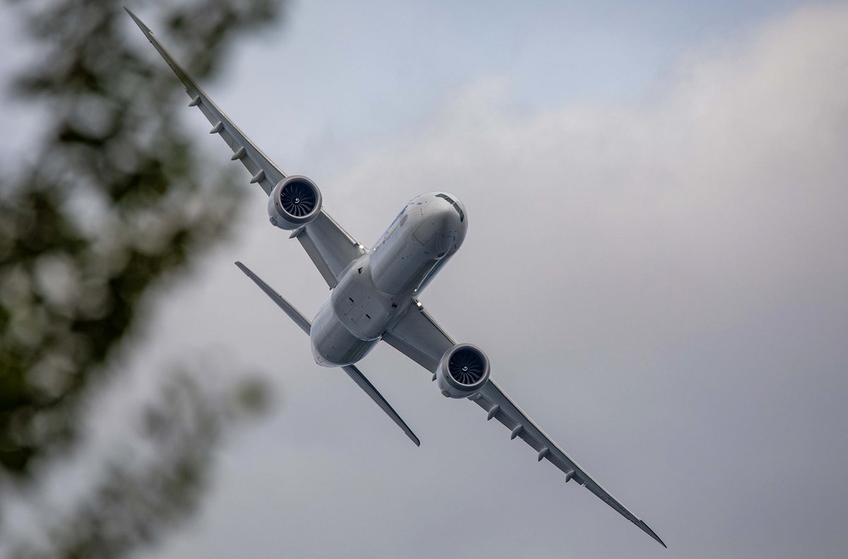 Kent_YVR's tweet photo. .@BoeingAirplanes 777-9 N779XY doing a few circuits over Lake Washington Sunday for the @SeafairFestival #B779 #777X 😎 https://t.co/NRSNiBGZvx