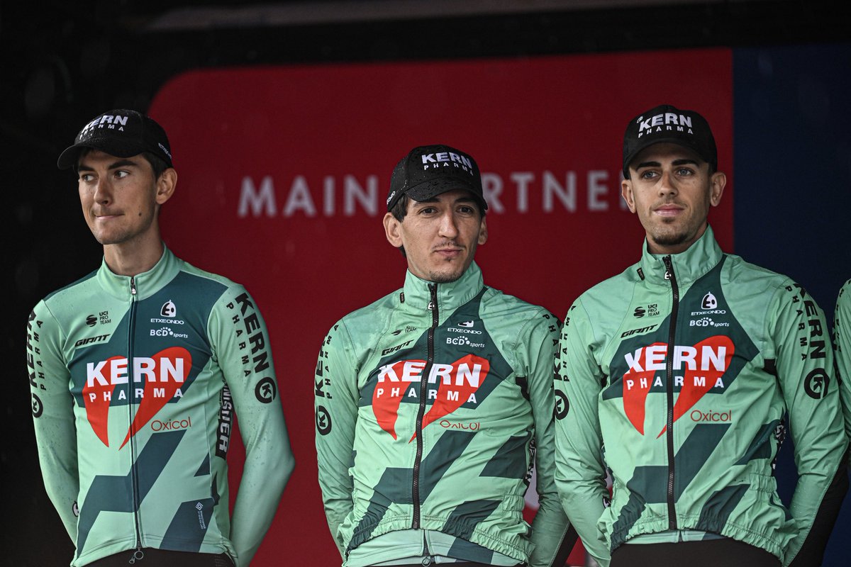 ⛈️ Protagonismo para la lluvia en la jornada inaugural de la #ArcticRace🇳🇴

🔛 Tras completar los primeros kilómetros, los nuestros se mantienen atentos a los movimientos que puedan producirse en un pelotón que aún rueda compacto 

📸 <a href="/SprintCycling/">SprintCycling</a>