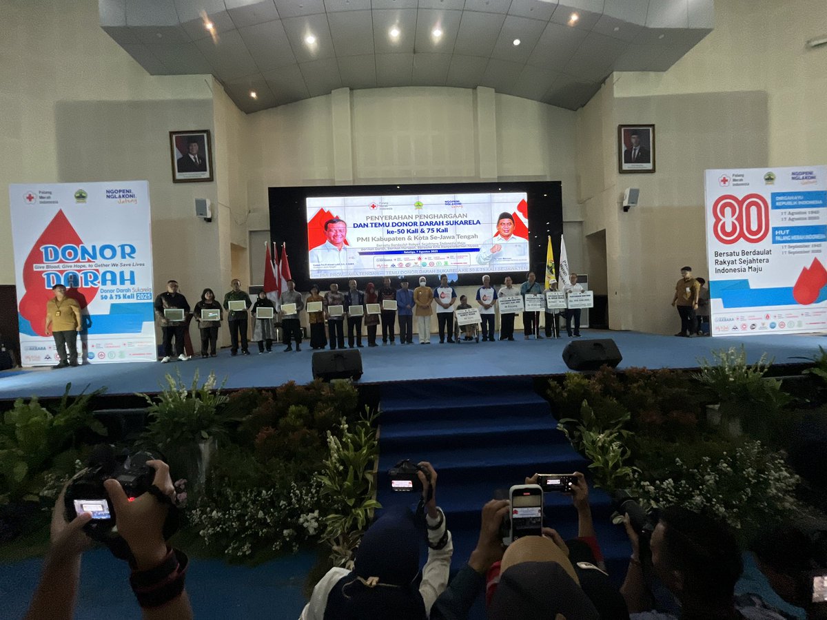 PMI Jateng memberikan Penghargaan kepada  2.140 Pendonor Darah Sukarela ke 50 &amp; 7t5  kali, dari PMI Se-Jateng Tahun 2025  yang diserahkan oleh Wakil Gubernur Jateng Tak Yasin Maimoen di Ballroom UIN Salatiga. (7/8)