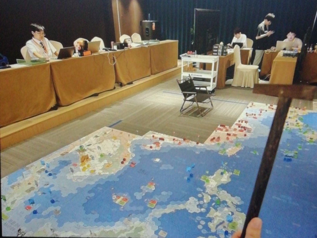 China. Convenvion de Wargame.
Siento celos viendo esta foto. Personas muy jóvenes jugando wargame y no precisamente uno de iniciación. Y la imagen también me perturba . Parece el Juego de Ender. Jóvenes entrenandose para dirigir una guerra próxima.