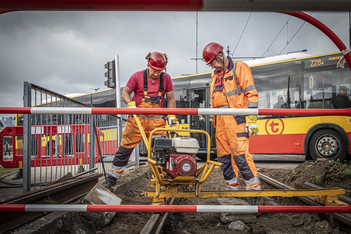 Pracujemy na Bemowie na przejazdach przez tory. Od poniedziałku 11 sierpnia tramwaje ponownie będą jeździć między Nowym Bemowem a Bielanami.
Remontujemy tory na przejazdach przez ul. Powstańców Śląskich - na skrzyżowaniu z Piastów Śląskich i na wysokości pętli Nowe Bemowo. Prace