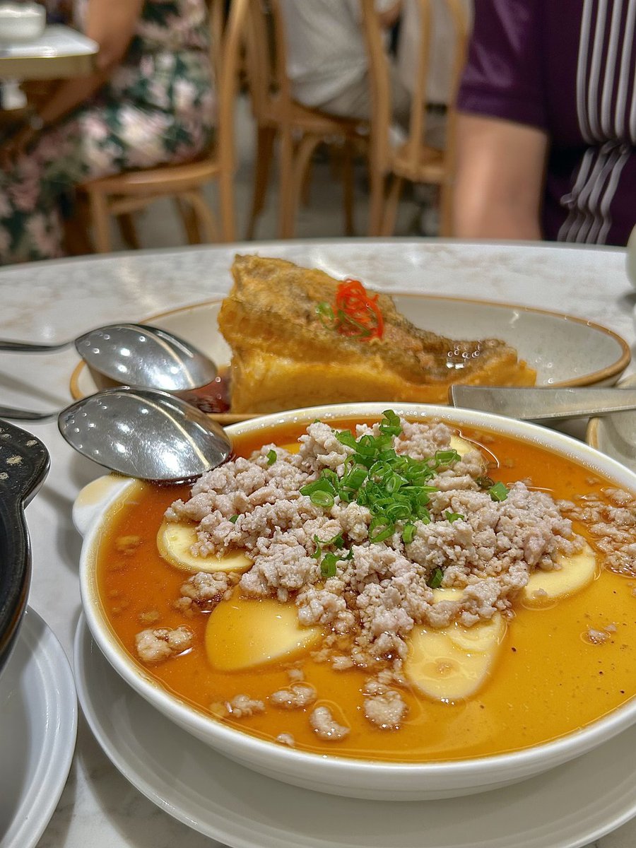 たくさんのおいしい料理がテーブルに大集合！🍲🥢
色んな味を楽しめて幸せいっぱい😊💕
家族や友達とシェアするのが最高の時間だね！🎉🍚