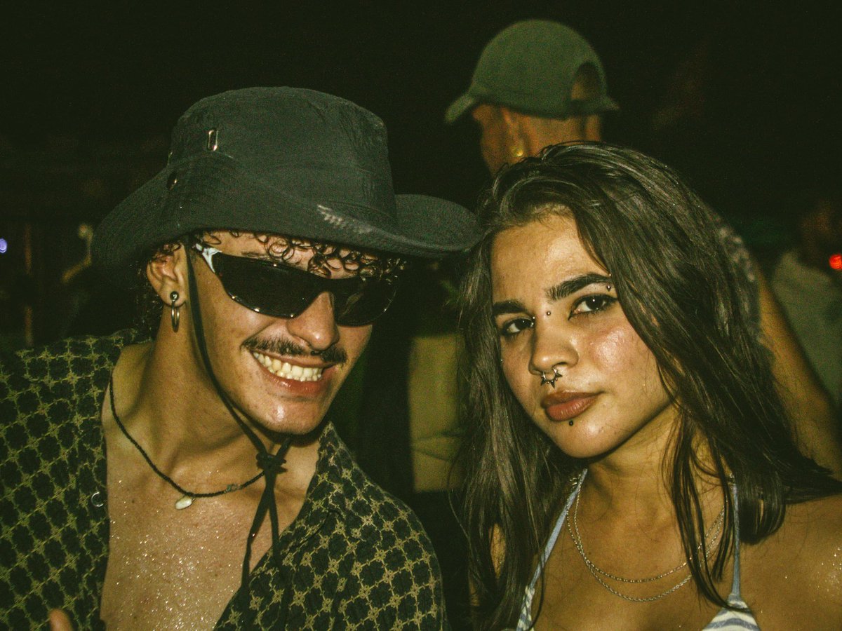 Fui a un festival d música electrónica en la playa (Stereo G) y un chama nos hizo fotos a mis mejores amigos y a mi, solo debo decir q ME ENCANTARON,PINGA 😭