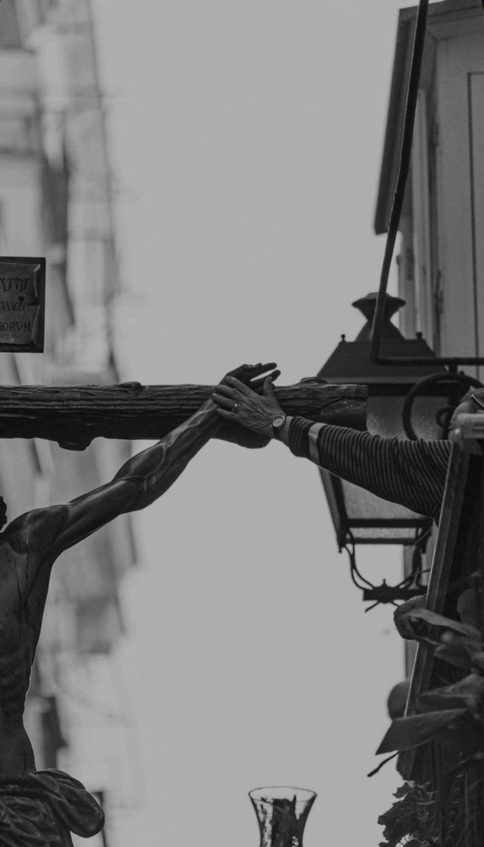 No es la cruz lo que se toca, es el amor que sostiene el mundo.