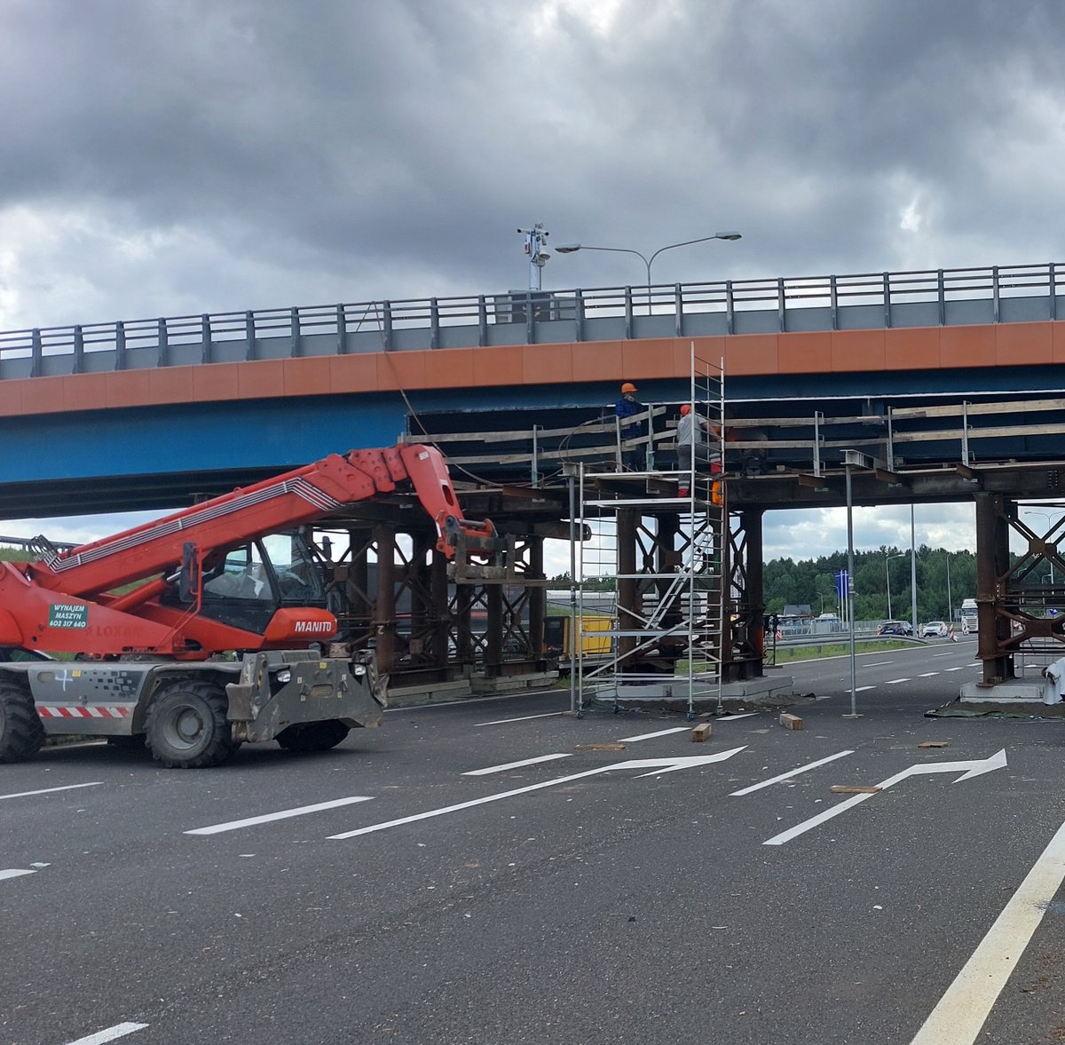GDDKiA_Kielce's tweet photo. Trwa remont wiaduktu nad #S7 #Kajetanów między węzłami #Barcza #KielcePółnoc. Wycięty został uszkodzony fragment obiektu nad prawą jezdnią #S7. Obowiązuje tymczasowa organizacja ruchu. Jeździmy jezdnią lewą (jezdnia do #Warszawa) w obu kierunkach @GDDKiA #Świętokrzyskie https://t.co/50zO7sBHPg