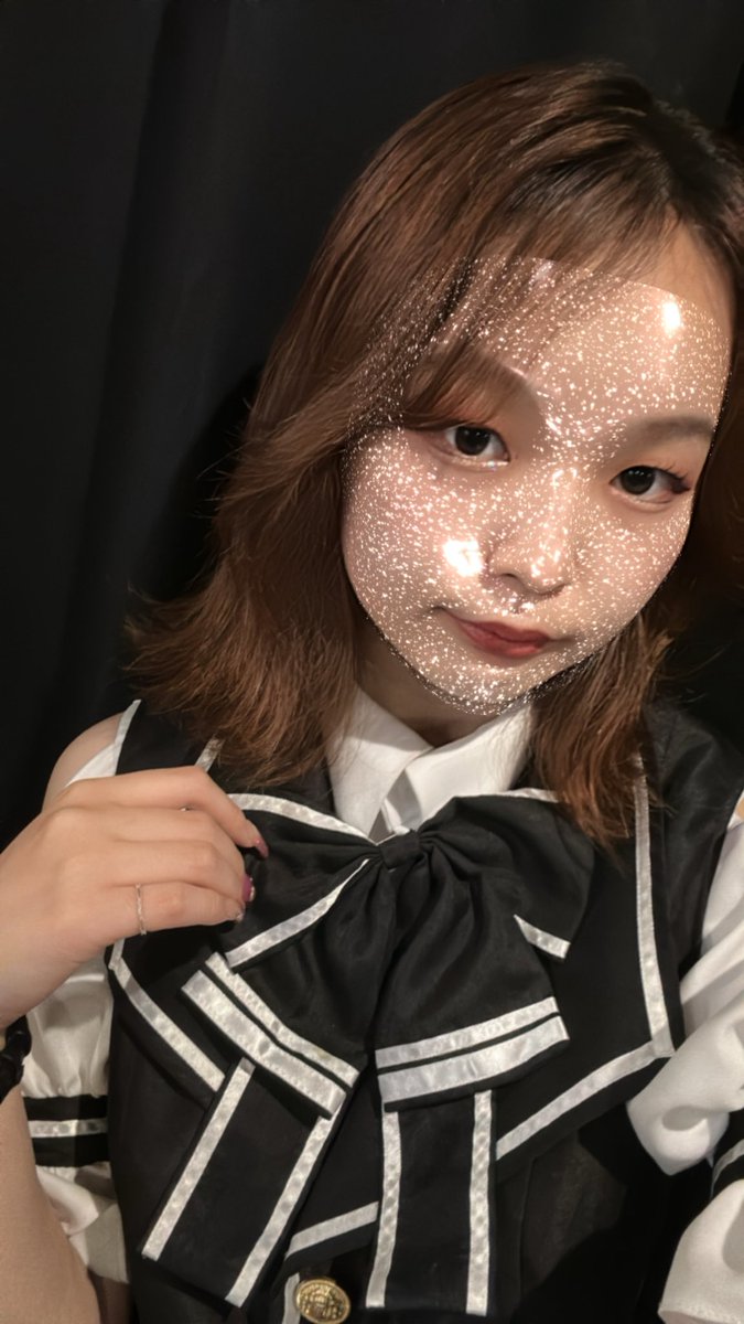 労働とは尊いものですね^_^
ろぐいんしましたそのままさんぽにゆきます🐰
労働後は髪型がかわいくないので制服が似合わないですね😀
私服には合ってるんですよ