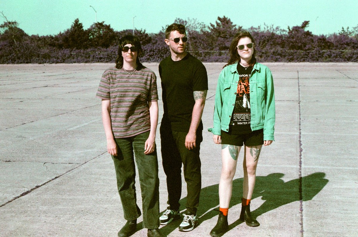 MAGNETMagazine's tweet image. #FiveQuestions with #FreezingCold (@DonGiovanniRecs, @freezingcoldnyc). “We were more intentional with the writing process. We had more conversations about the direction we wanted the songs to take and what role each song serves on the album”: magnetmagazine.com/2025/08/08/fiv…