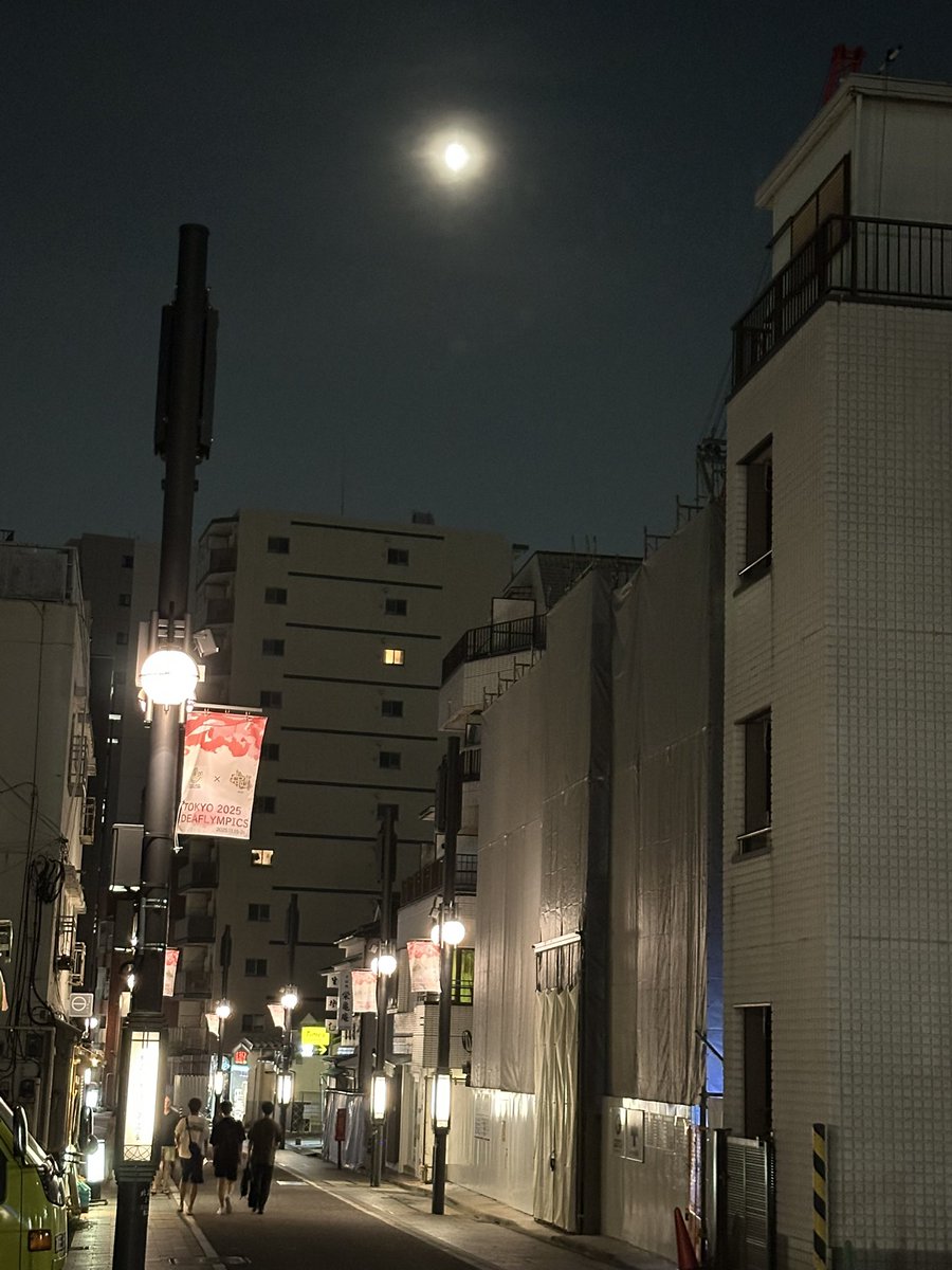 jpn_tadokuorg's tweet image. 今日（きょう）は立秋（りっしゅう）、秋（あき）が始（はじ）まる日（ひ）ですが、まだまだ暑（あつ）さはつづきます。
蒸（む）し暑い夜（よる）は、ビールと枝豆（えだまめ）、冷奴（ひややっこ）という冷たい豆腐（とうふ）、きゅうりのキムチで乾杯（かんぱい）！明日（あした）もがんばろう！O