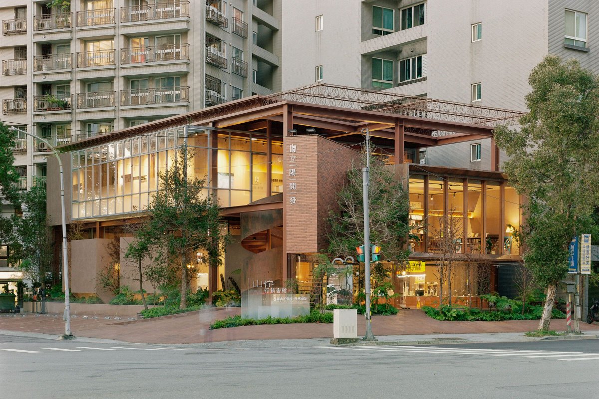 Archello's tweet image. Soar Design Studio + Ray Architects craft Apricity’s headquarters as an urban manifesto—interweaving factory aesthetics, forest motifs, and public openness.
buff.ly/CfjAHMs
#IndustrialAesthetics #SteelStructure #CommunityArchitecture