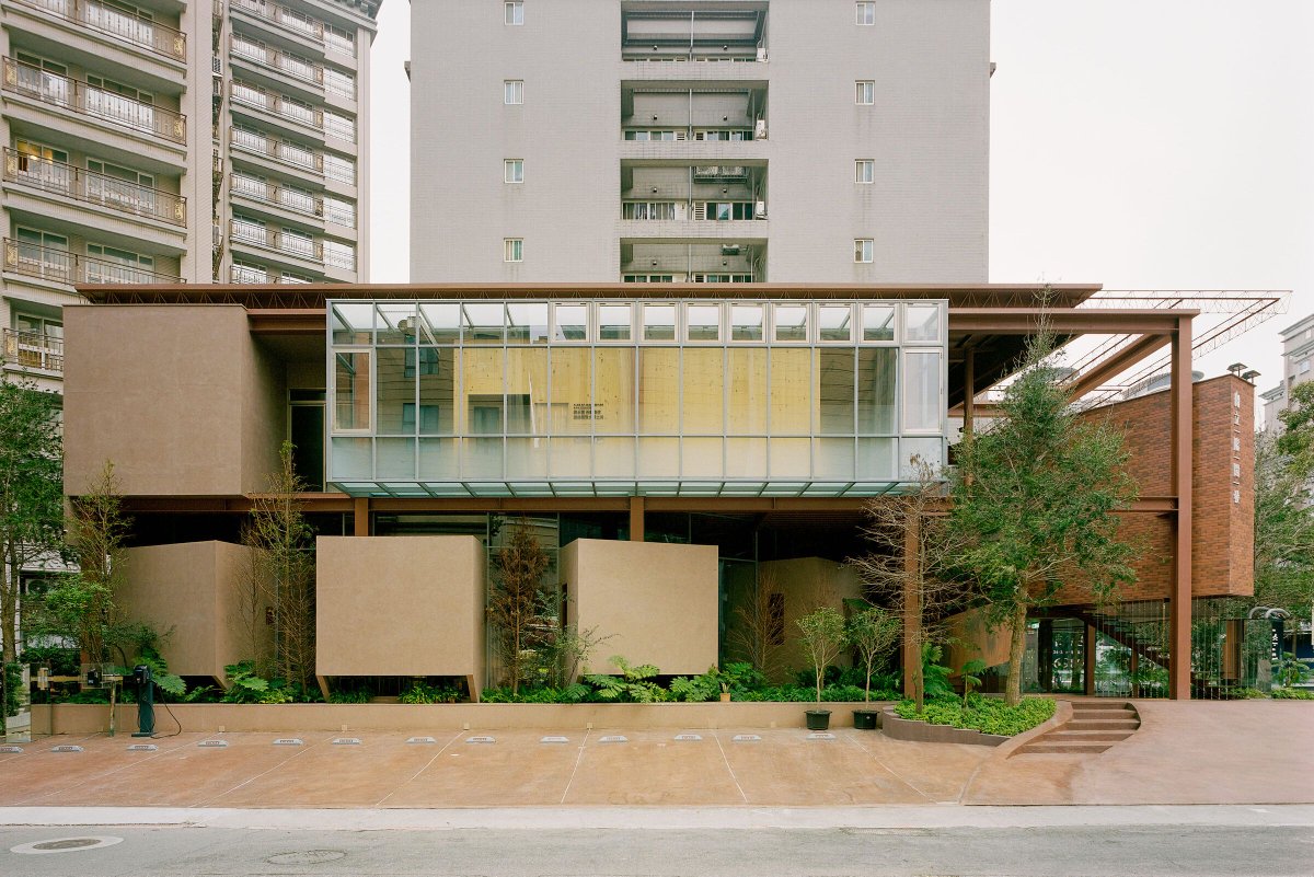 Archello's tweet image. Soar Design Studio + Ray Architects craft Apricity’s headquarters as an urban manifesto—interweaving factory aesthetics, forest motifs, and public openness.
buff.ly/CfjAHMs
#IndustrialAesthetics #SteelStructure #CommunityArchitecture