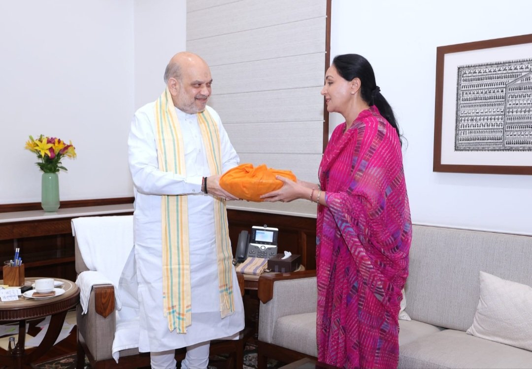 arvindchotia's tweet image. ये भी घेवर लेकर गई हैं क्या?