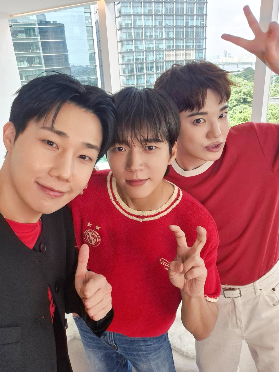 IFNT_Official_'s tweet photo. [PHOTO]

저는 성규!
저는 우현!
저는 성종!

그래서 저희는 합의 끝에 이걸 골랐습니다🤗

#인피니트 #INFINITE
#김성규 #KimSungKyu
#남우현 #NamWooHyun
#이성종 #LeeSeongJong https://t.co/FLWfZ2hjas