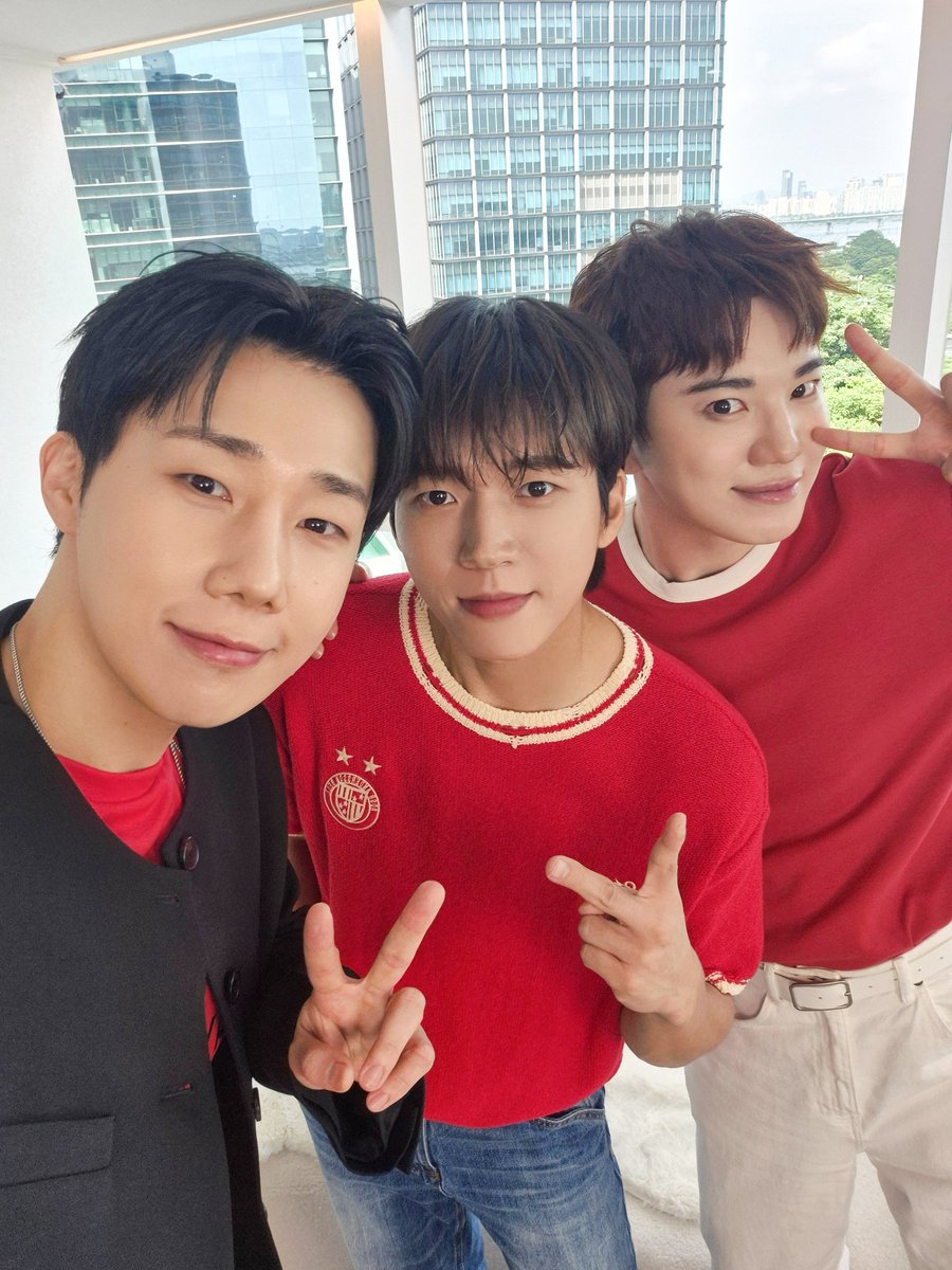 IFNT_Official_'s tweet photo. [PHOTO]

저는 성규!
저는 우현!
저는 성종!

그래서 저희는 합의 끝에 이걸 골랐습니다🤗

#인피니트 #INFINITE
#김성규 #KimSungKyu
#남우현 #NamWooHyun
#이성종 #LeeSeongJong https://t.co/FLWfZ2hjas