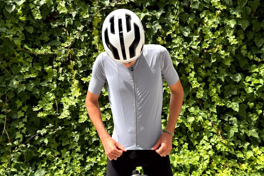 El Castelli Premio es un maillot de alto rendimiento, con detalles muy cuidados, ideal para ciclistas que buscan ese equilibrio entre velocidad, ajuste firme y ligereza.

Si lo pruebas, lo vas a querer llevar en todas tus salidas.