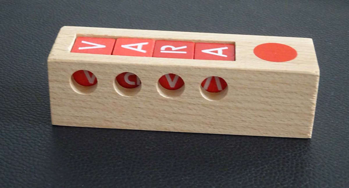 側面にA、R、Vの文字とサイコロの６個の目がある４個の立方体をVARAの文字が現れるようにしてケースの中に並べる。ケースの上側と側面に文字が正しく並ぶと反対側の側面にサイコロの目が並ぶ。これはオランダの公共放送組織VARAのために作られたパズルでありIPP17の交換パズルでもある。