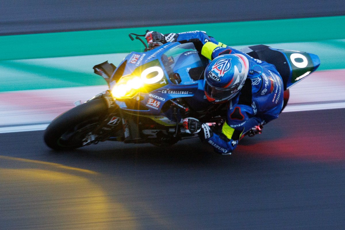 esperiga's tweet image. 去年と今年の結果
チーム増えたんですよね、撮れなかったチームもあるんですが
撮影で遊ばんかったら 生き残りの写真も増えました
主観的な感想も ヘルメットとゼッケンにガツンも
あの瞬間がホントたまらんですね
#鈴鹿8耐 #SUZUKI #CNCHALLENGE #ZERO #津田拓也