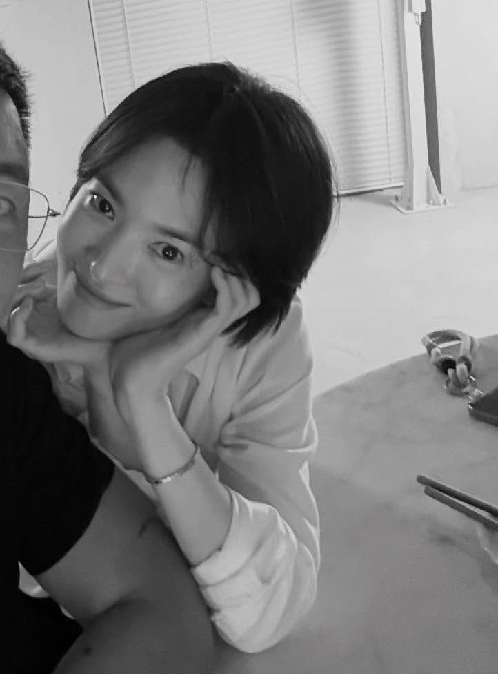 이제 저녁에는 선선해서 얇은 긴팔 입은 것 봐 진짜 너무 귀엽지 않아?

#송혜교 #SongHyeKyo
