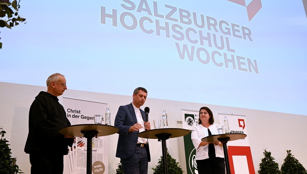 Kirchenräume sind nicht nur Orte des Gebets, der Stille und der Beheimatung - sie können auch zu "Lebensräumen" werden: Darin zeigten sich die Teilnehmenden einer Podiumsdiskussion bei den "Salzburger Hochschulwochen" einig kathpress.at/goto/meldung/2…
