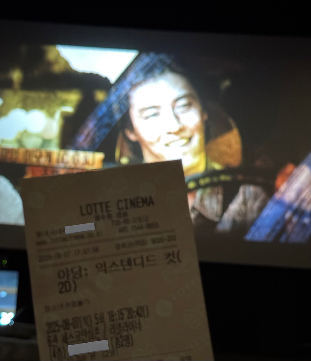 pureumsky's tweet photo. #야당후기 #야당익스텐디드컷후기 #하늘을달리다 @runsky_support  #야당익스텐디드컷 #두배더통쾌하당 

한 줄 후기 : 확장판이라 그런지 훨씬 더 자세했고 이해하기 쉬웠음 .ᐟ.ᐟ 

(스포 O) 
수진이가 강수랑 손 잡게 되는 과정이 추가 돼서 좋았음 어찌보면 마약으로 이어져 결말이 뻔한 관계였지만, 수진이는 결코 죽기 직전까지 혼자가 아니었음을 더 잘 보여줄 수 있었던 장면이지 않았을까,, 
구검사 시점의 영화라서 그의 결핍과 욕망이 더 직관적으로 드러났음에도 행위에 대한 정당화가 0.1도 없어서 익스텐디드컷도 용두용미로 마무리되지 않았나 싶음 

+ 이강수 바닷가 앞 식당씬 너무 잘생겨서 홀린듯이 봤네요🤩 
다들 야당 익스텐디드 컷 보세요~💗