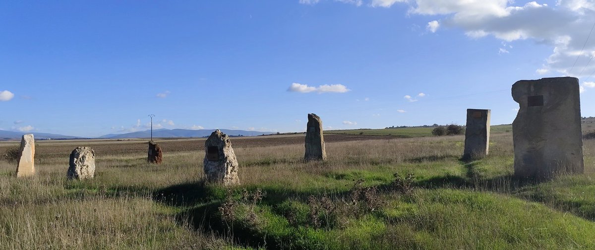 En el #CaminoDeSantiago y antes de iniciarse la entrada a la localidad de #Atapuerca (#Burgos), se encuentra el campo de #menhires conmemorativos, siendo levantados siete grandes piedras en época contemporánea de forma tradicional.

#Cultura #Turismo #Patrimonio #CaminoFrancés