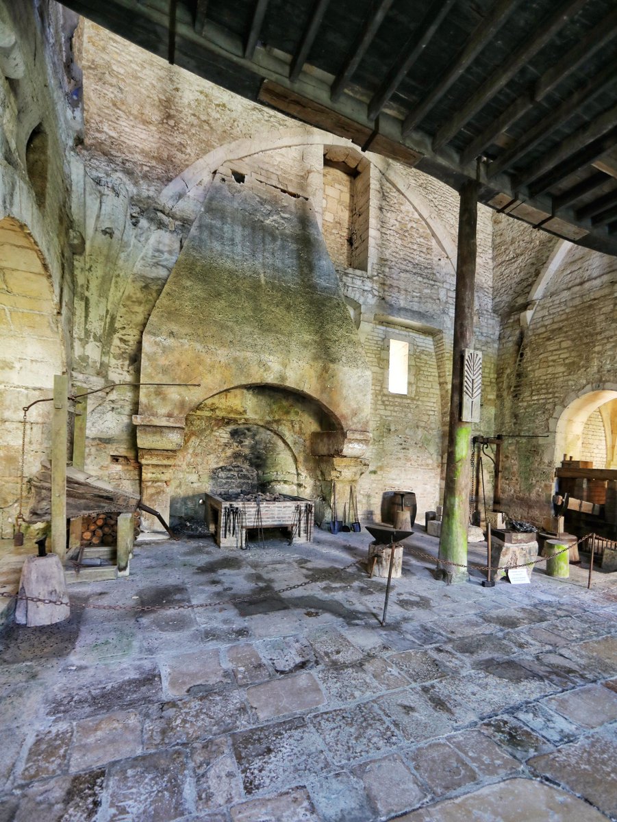 🟢 𝗭𝗢𝗢𝗠 𝗦𝗨𝗥… 𝗟𝗔 𝗙𝗢𝗥𝗚𝗘 🔨 | Construite à la fin du XIIe siècle, la Forge de #Fontenay se situe à l’écart des bâtiments religieux. 

💬 Il s’agit de l’une des plus vieilles usines métallurgiques conservées en Europe. Un patrimoine unique !

🌐 abbayedefontenay.com