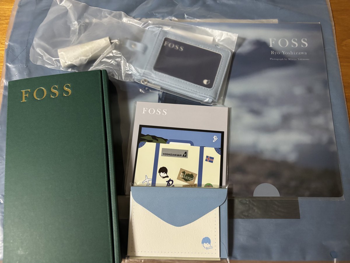 oryo_sohot's tweet image. 写真展『FOSS』に行ってきました。
会場の入り口のポスターが光に照らされてとっても素敵✨✨

スタイリッシュな空間で、ゆっくりじっくりとお写真を拝見することができ、とても贅沢な時間を過ごせました。
過去イチ素敵な写真展だったなあ。

グッズもお迎えできて嬉しい☺️

#FOSS
#瀧本幹也　#吉沢亮