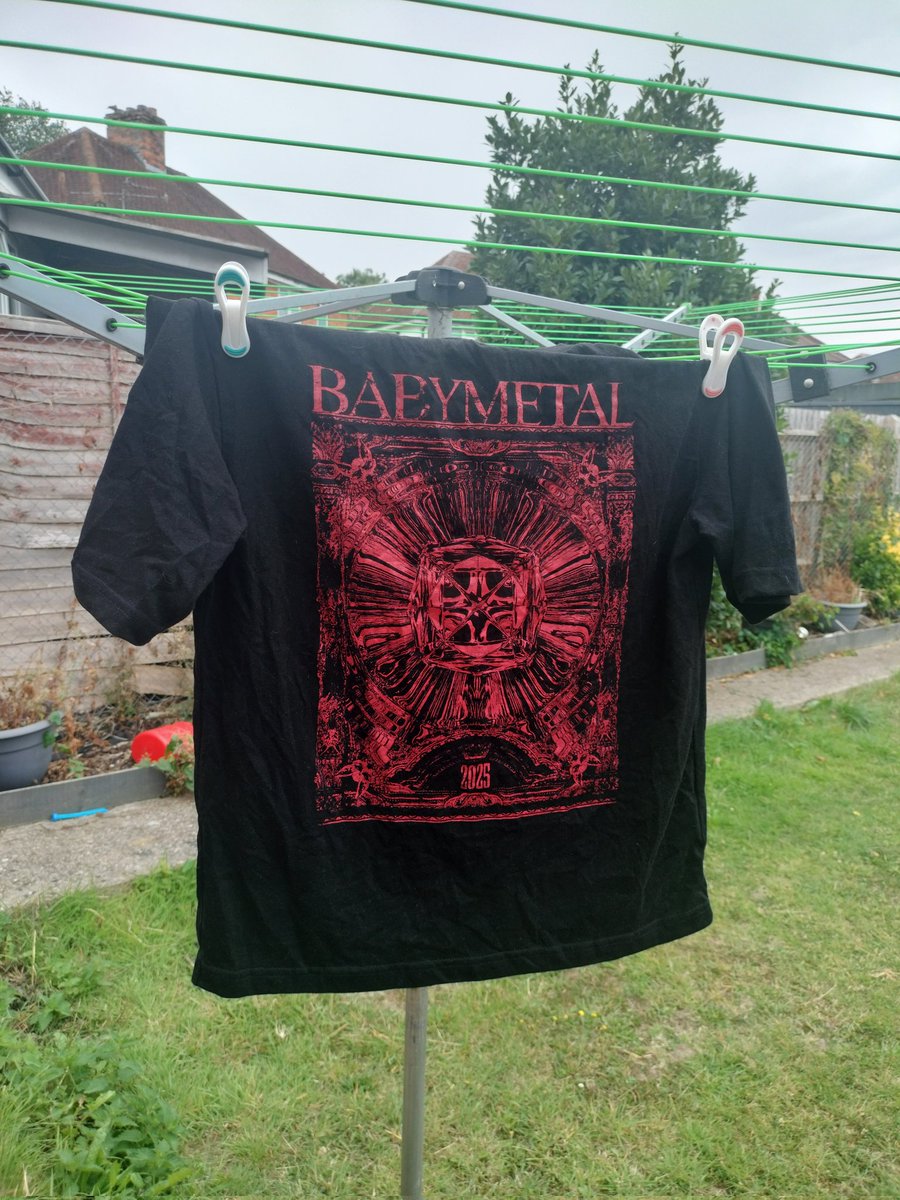 #BABYMETAL 

#THEONE 

Getting set for the release of <a href="/BABYMETAL_JAPAN/">BABYMETAL</a> 's new album tomorrow, this is the fan club shirt for this year

BABYMETALの新アルバム発売に備えて、今年のファンクラブTシャツです🤘🦊