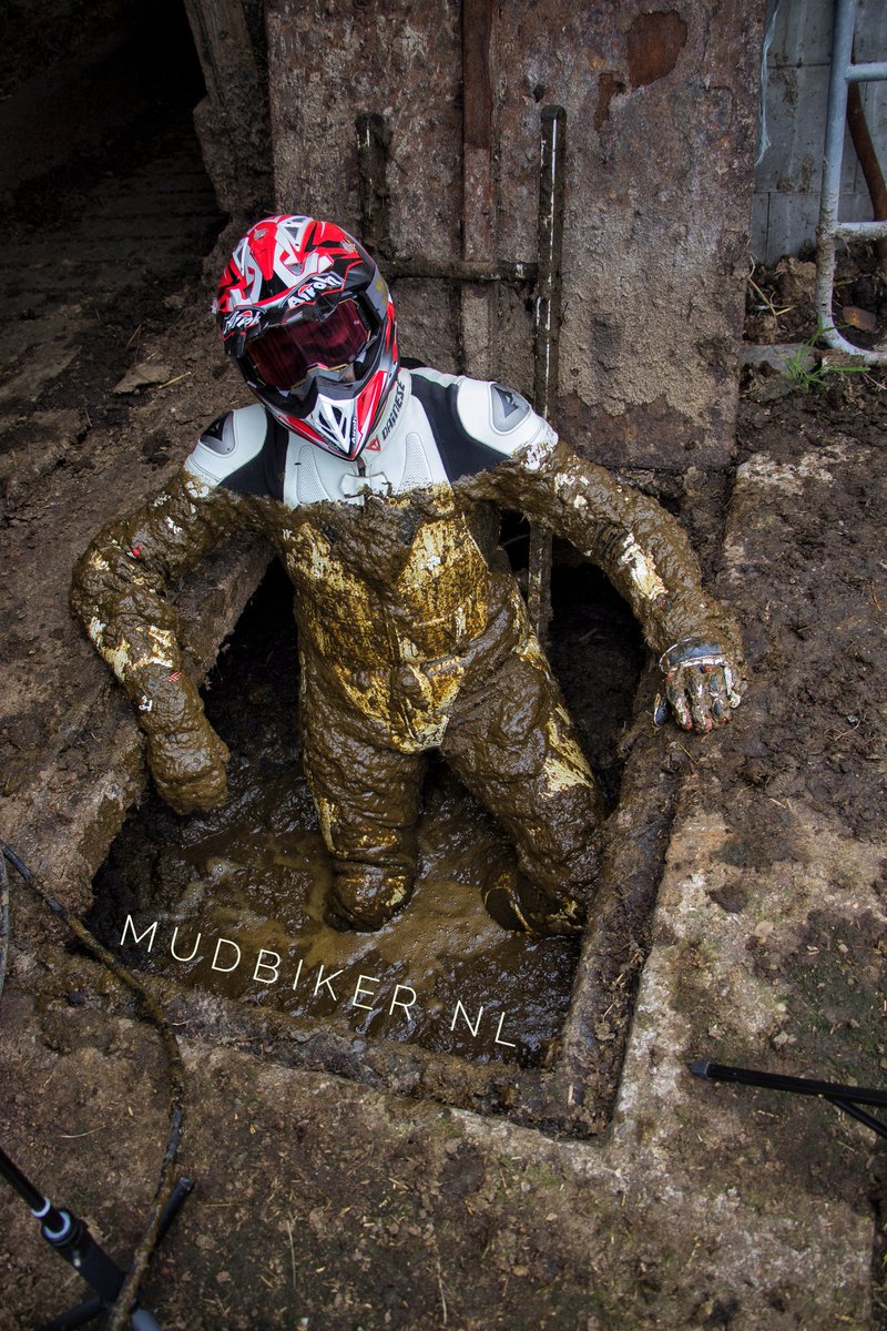 Going into the pit.. 😏😈🐄💩

#Manure #Dirty #Dainese #Leathers #Gear #Slurry #Cowshit #Gülle #Guelle #Helmet #Airoh #Aviator #Gloves #Smelly #MX #DirtyMX #Farm #DirtyFarm